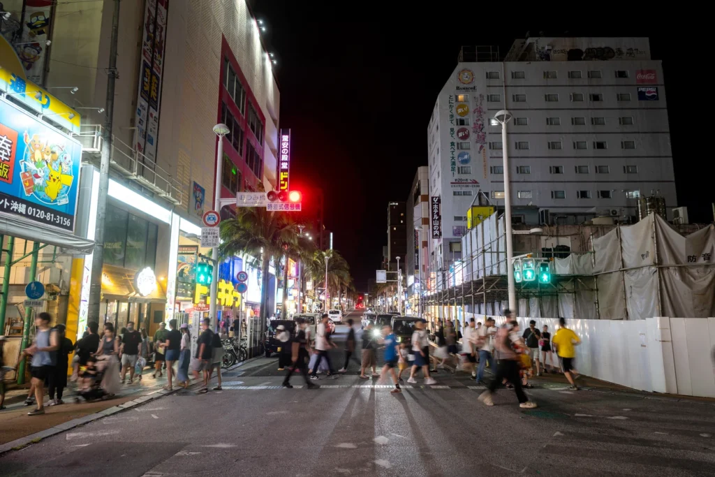 2025年6月16日沖繩天氣國際通牧志公設市場入口傍晚人群