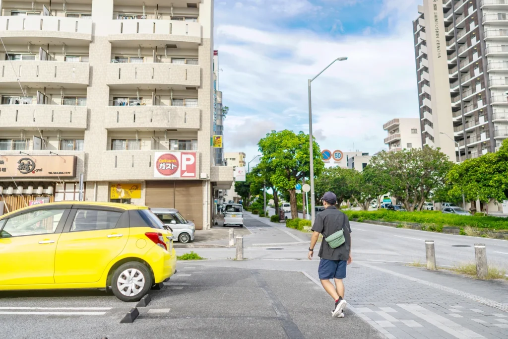 2025년 6월 18일 오키나와 날씨 퇴근길 시원한 복장의 남성