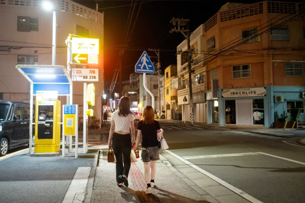 2025년 6월 27일 오키나와 날씨 저녁의 모습 지나가던 사람들의 복장