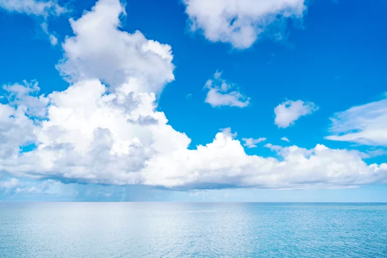 2025年6月29日、沖縄の天気 アメリカンビレッジの澄んだ青い海と水平線