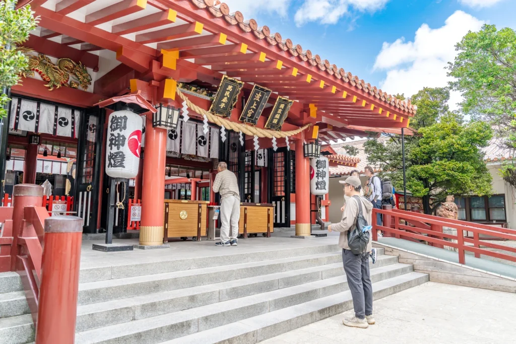 沖繩波上宮神社等待參拜的人