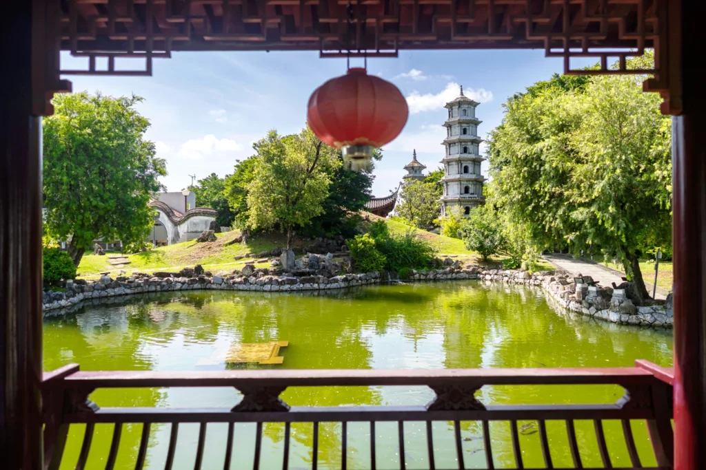 沖繩福州園從建築內部看鯉魚池塘