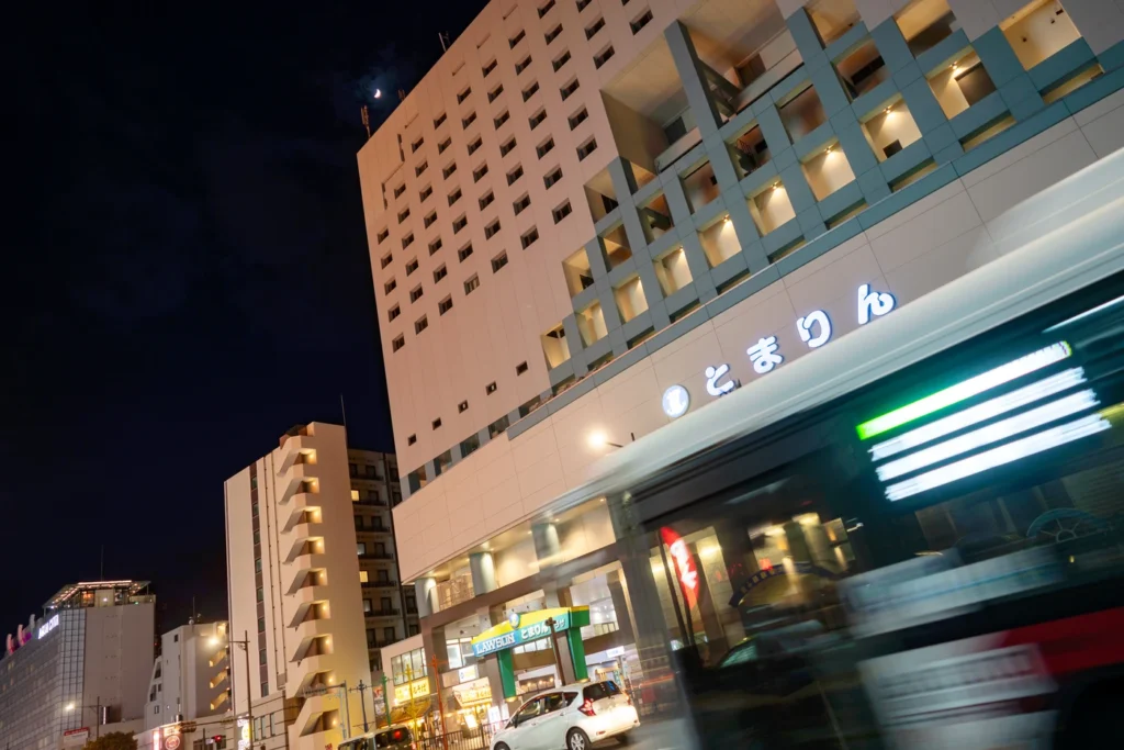 2025년 7월 1일 오키나와 날씨 저녁 토마리 항구 건물