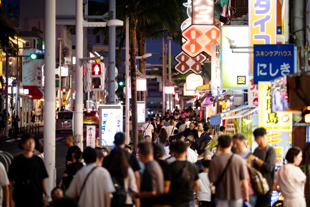 2025년 7월 5일 오키나와 날씨 저녁 국제거리의 모인 관광객들