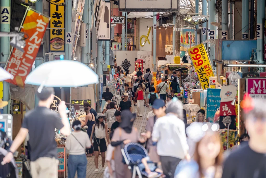 2025년 7월 6일 오키나와 날씨 국제거리 마키시 시장 내부 주말이라 사람이 많다
