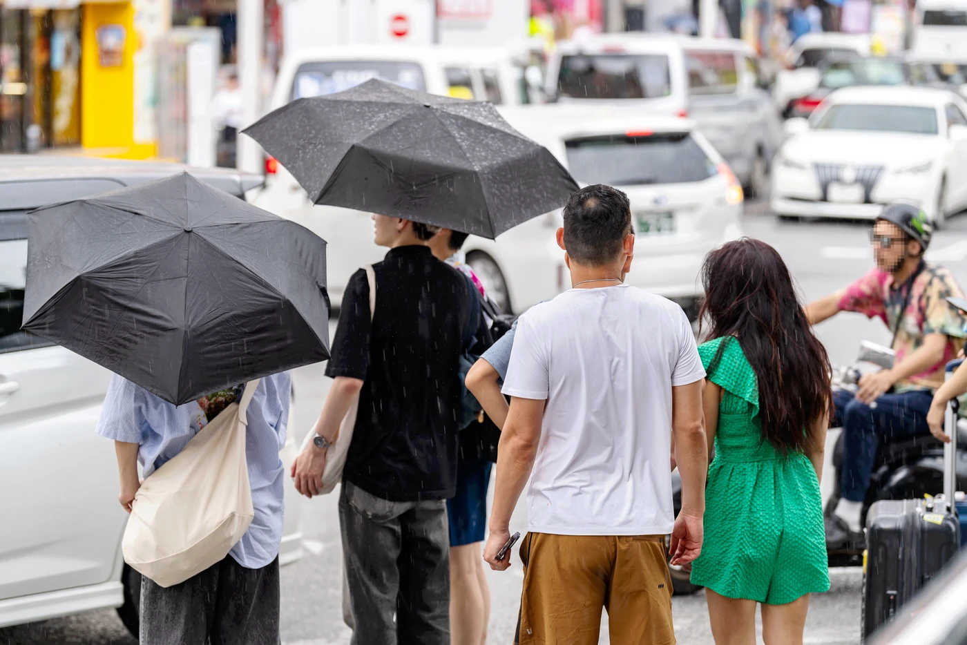 On 7th July 2025, in Okinawa, the weather on Kokusai Street was rainy around 2 PM. The rain lasted for about 10 minutes and then stopped.
