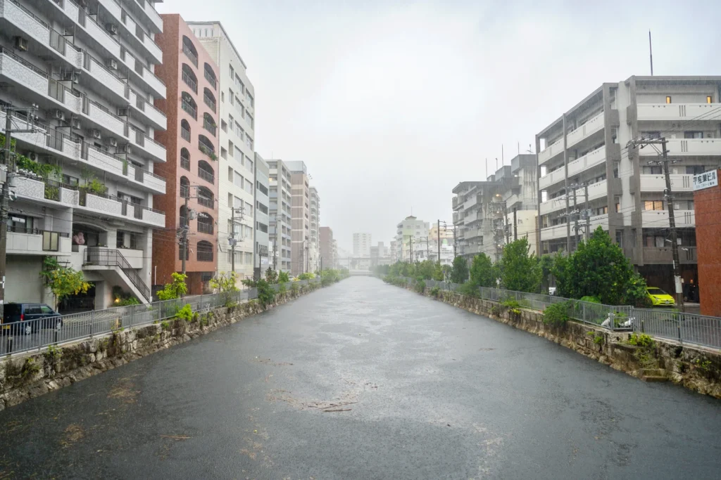 2025년 7월 8일 오키나와 날씨 미에바시 강의 강물 수위는 높았고 유속이 빠른걸로 봐서 계속 방류중