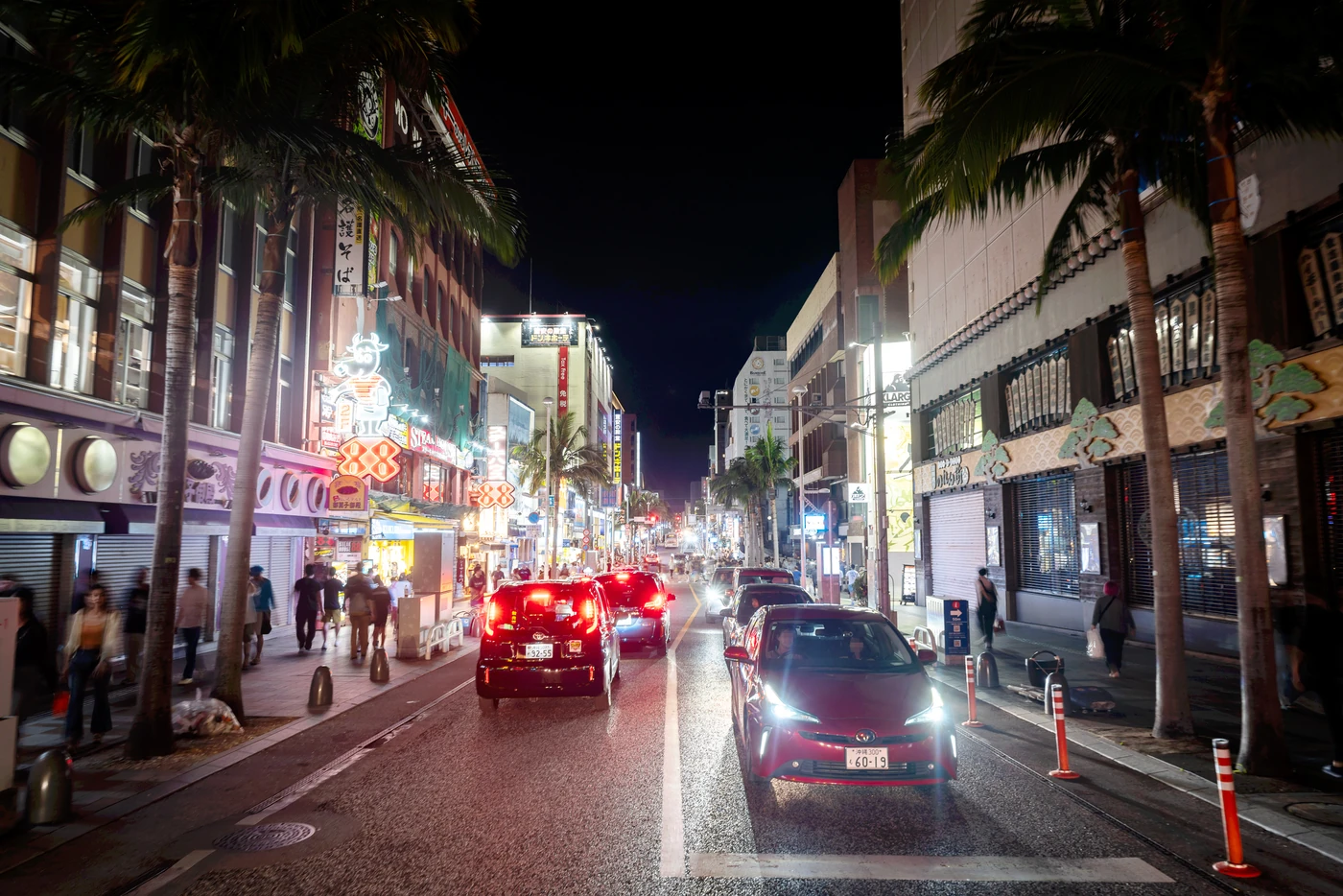 If you walk calmly, the night is cool, but if you move busily, you'll still sweat.