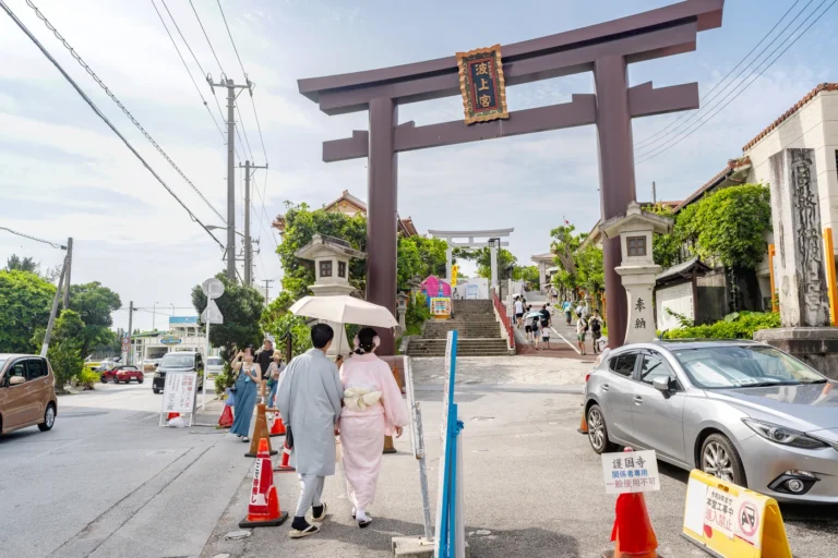 7月15日沖繩天氣來到波上宮遊玩的穿浴衣的人們