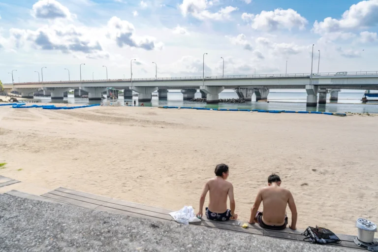 7月沖繩天氣 波上宮海灘的人們