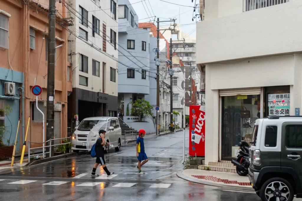 7월 17일 오키나와 날씨 우산을 쓴 초등학생들