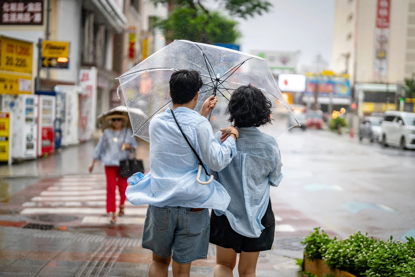 7月24日沖繩天氣 颱風風中搖曳的雨傘