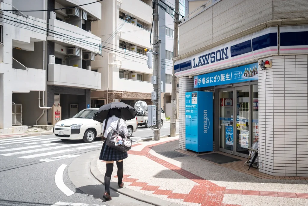 7월 25일 오키나와 날씨 양산을 쓴 여학생
