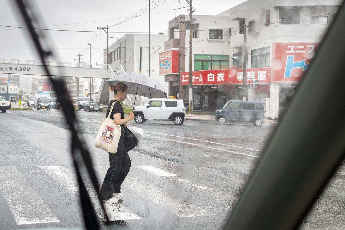 7月26日冲绳天气 使用雨伞的人