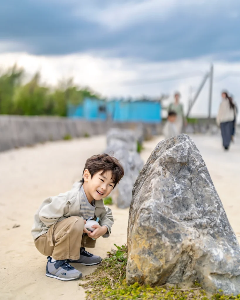 오키나와 스냅 바위 뒤에 숨는 모습