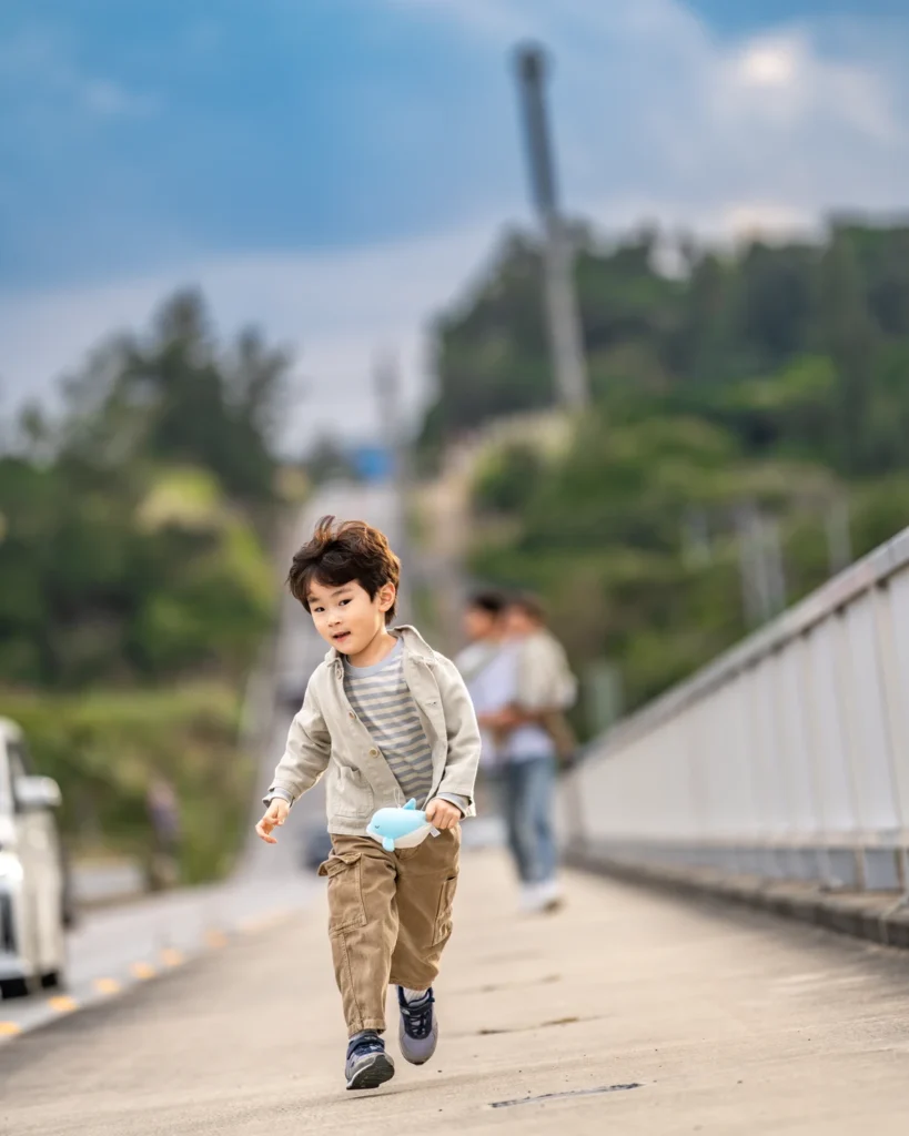 오키나와 스냅 코우리 대교를 달리는 아이