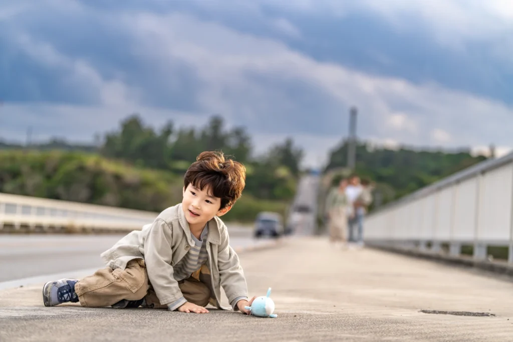오키나와 스냅 달리다 지쳐서 앉아있는 아이