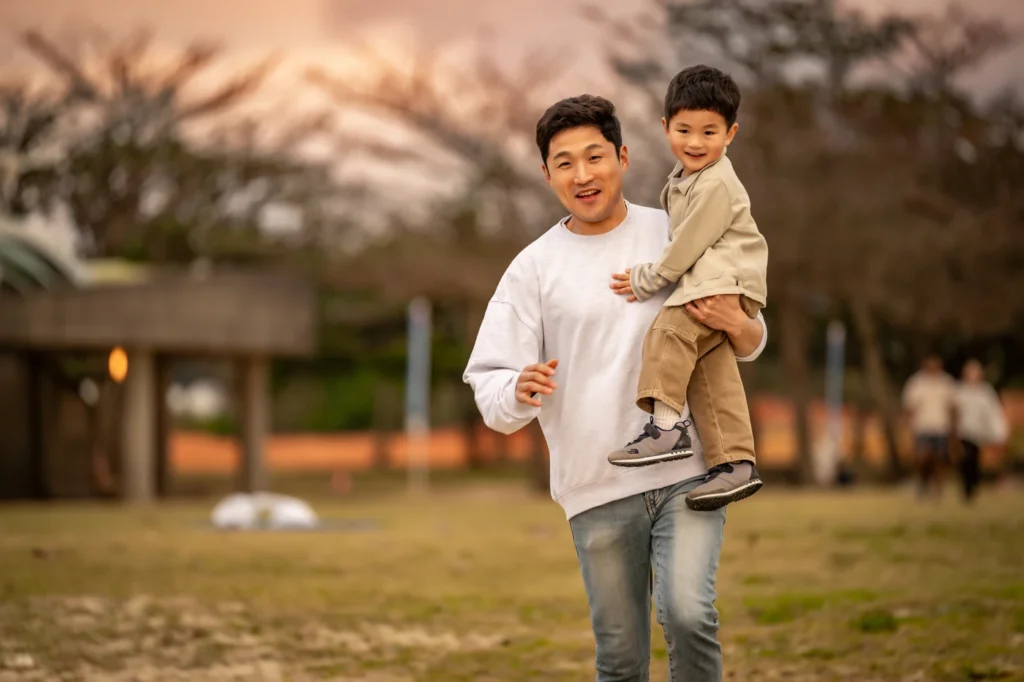 오키나와 스냅 아빠와 안고 공원을 걷는 모습