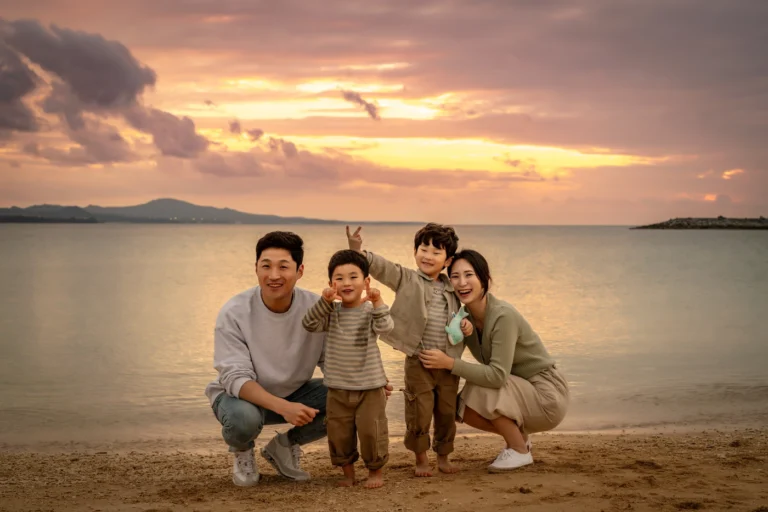 오키나와 스냅 21세기의 숲 비치 노을을 배경으로 가족 사진
