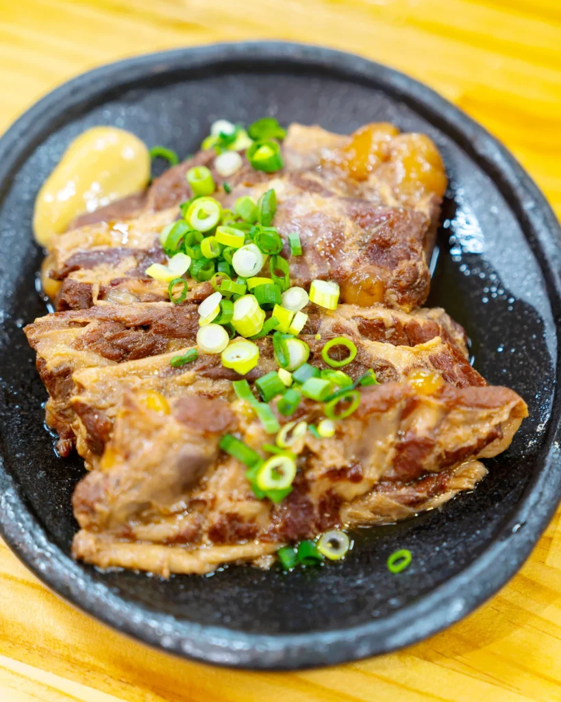 오키나와 맛집 요리된 돼지갈비의 모습