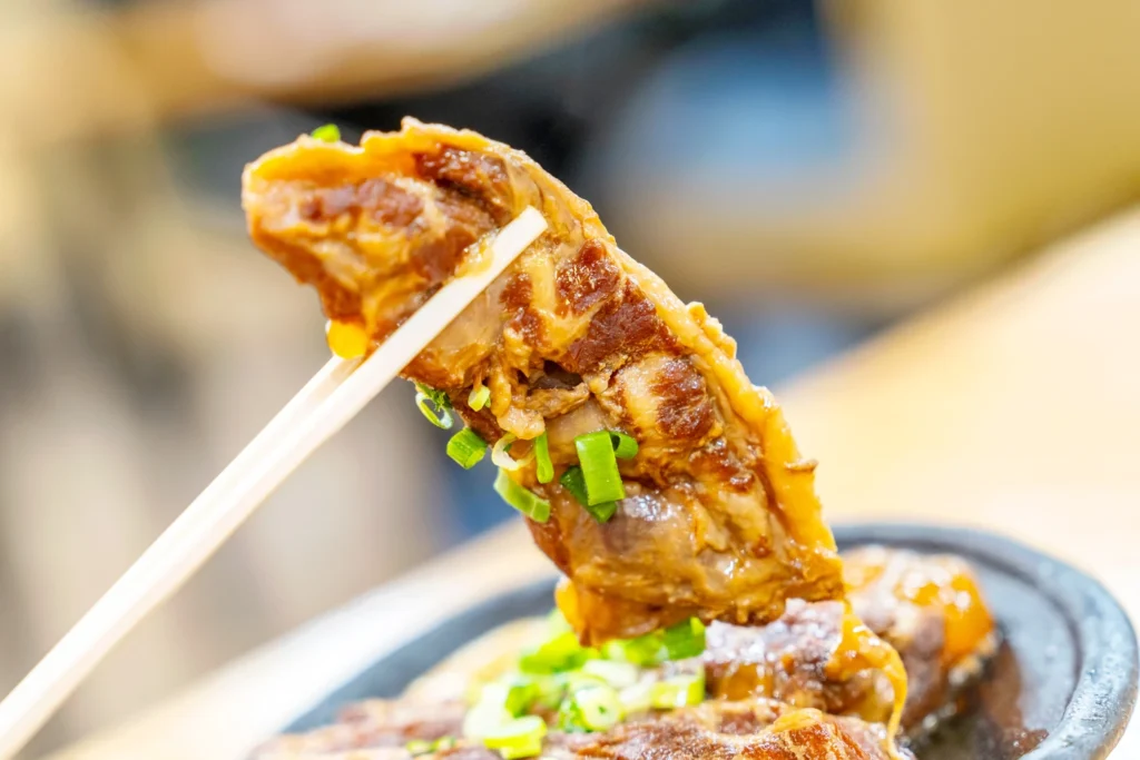 오키나와 맛집 젓가락으로 든 돼지갈비의 모습