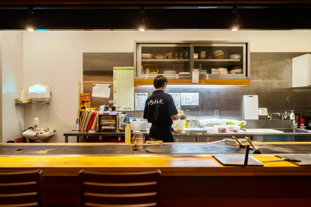 오키나와 맛집 이치겐야 바 테이블의 모습