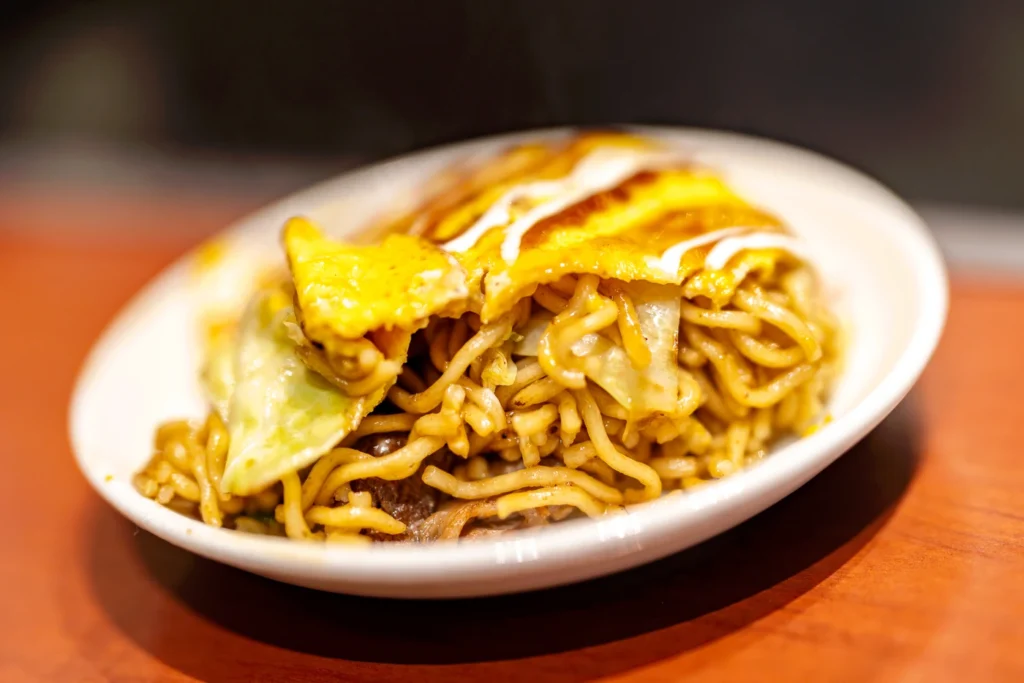 오키나와 맛집 이치겐야 앞접시에 올린 오므소바의 디테일한 모습
