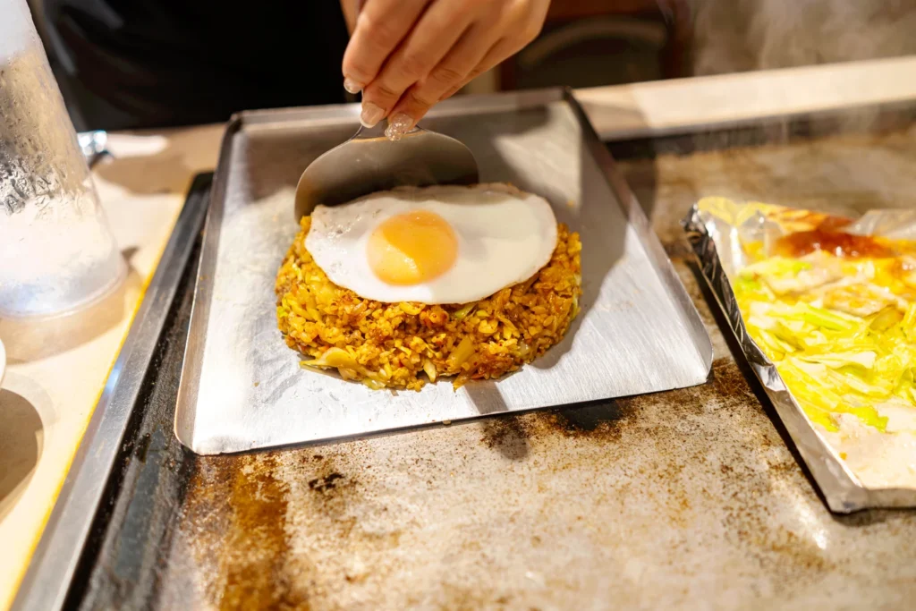 오키나와 맛집 이치겐야 완성된 김치 볶음밥을 테이블로 옮겨주는 모습