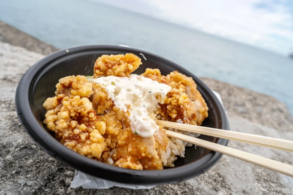 오키나와 맛집 가라아게 진카라 바다를 배경으로 치킨 난반돈의 모습