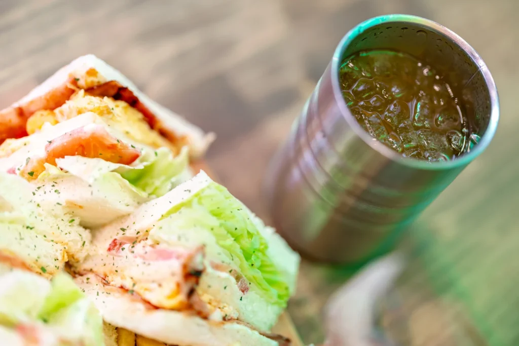 오키나와 맛집 Yura Yura 2nd 샌드위치와 파인애플 시콰사 음료