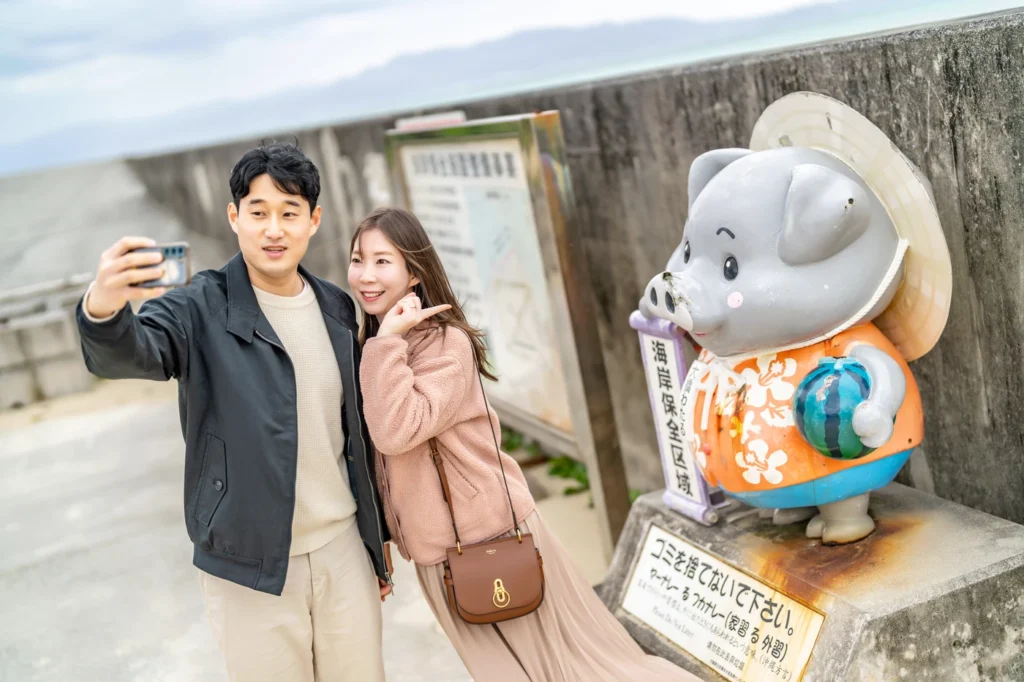 오키나와 스냅 코우리 기념비 앞에서