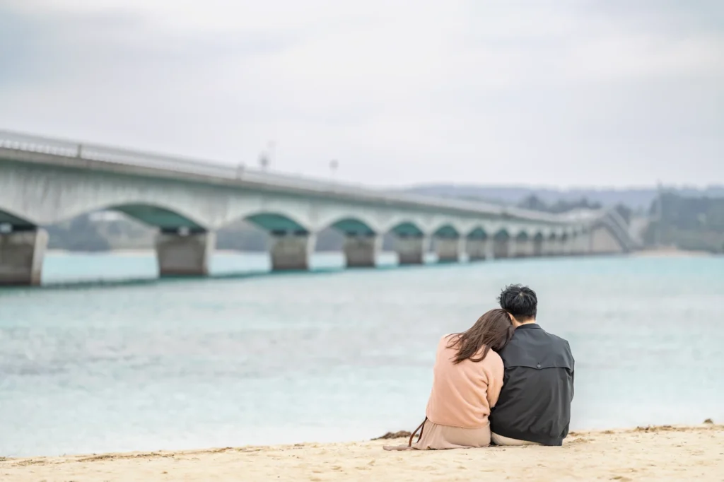 오키나와 스냅 코우리 해변에 앉아서