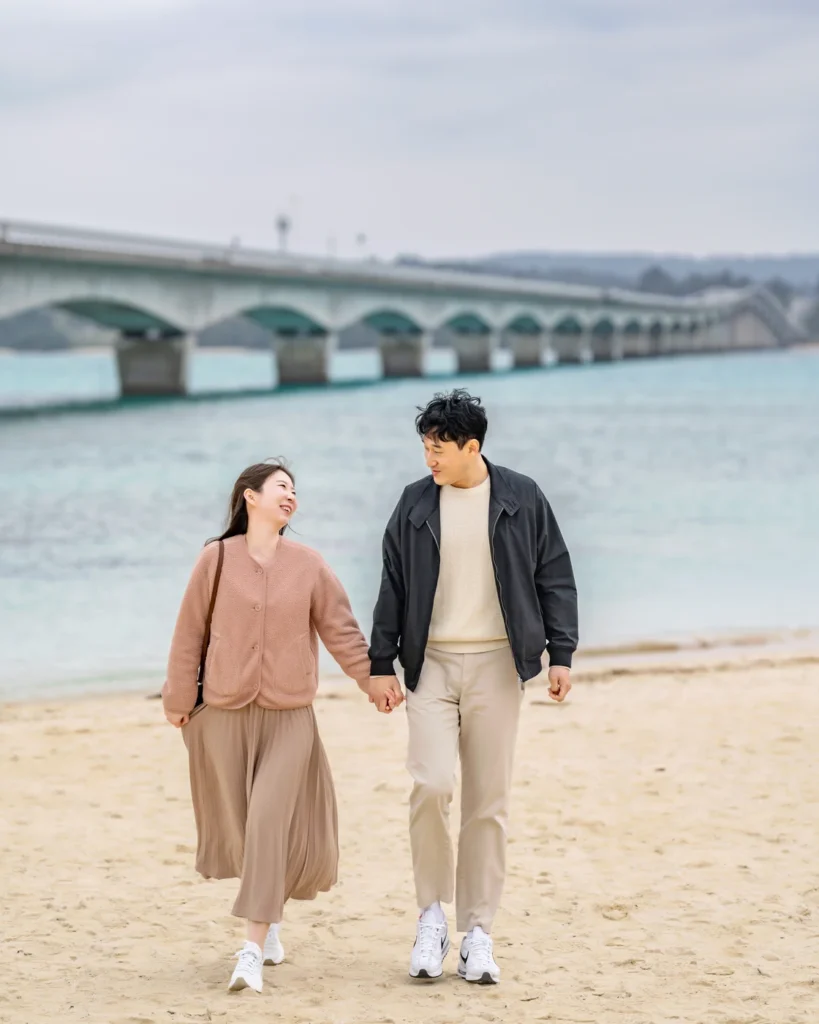 오키나와 스냅 코우리 대교를 배경으로