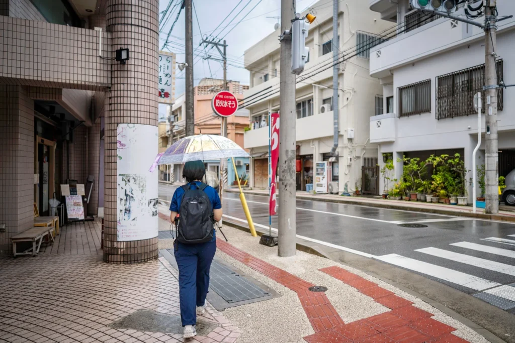 2025년 8월 3일 오키나와 날씨 비내리는 미에바시의 우산을 쓴 여성