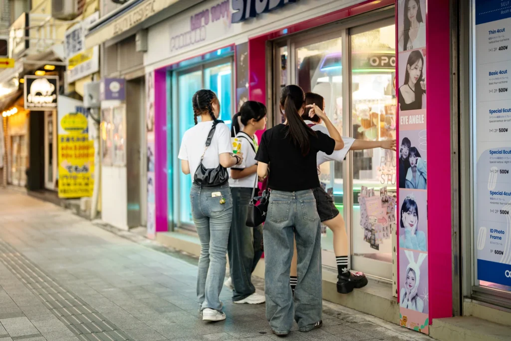 2025년 8월 5일 오키나와 날씨 국제거리의 여성들