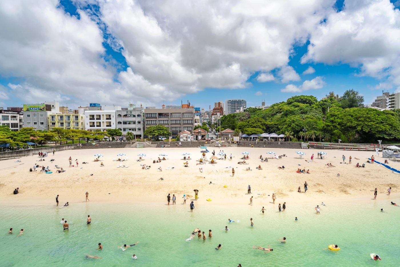 2025年8月12日沖繩天氣，波上宮海灘的景象。果然，對於星期二的下午來說，人還是相當多的。