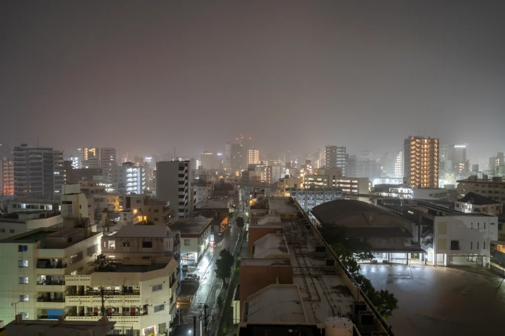 On 15th August 2025, the weather in Okinawa saw quite a bit of rain in the early morning. The wind was blowing as well, so even with an umbrella, you could still get wet.