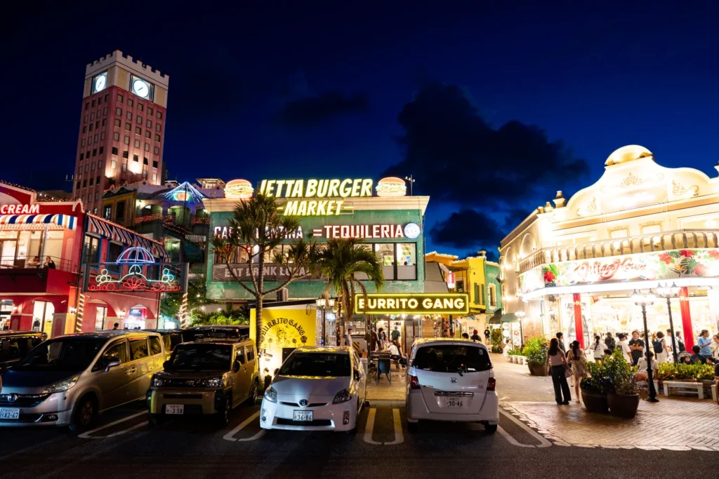 The weather in Okinawa on the night of August 15, 2025, and the scene at American Village. There were so many tourists that parking was quite difficult.