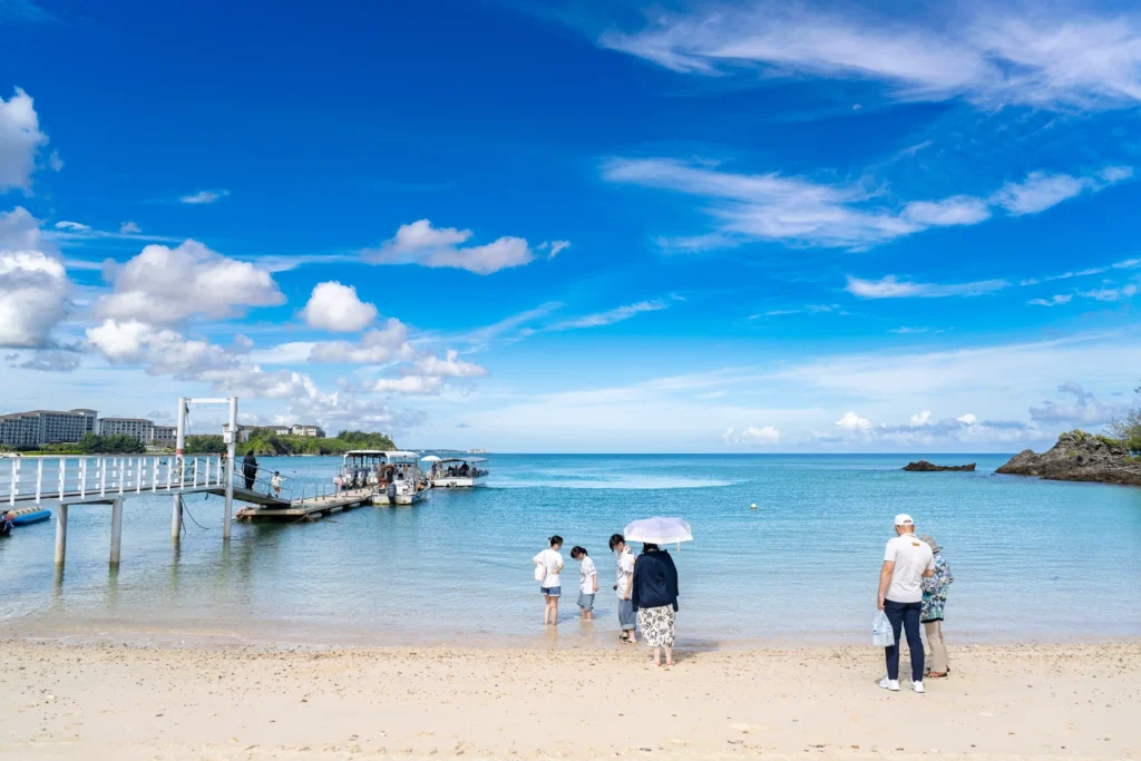 This is the scene at Kariyushi Beach in Okinawa on 15th August 2025. There were many people from the morning.