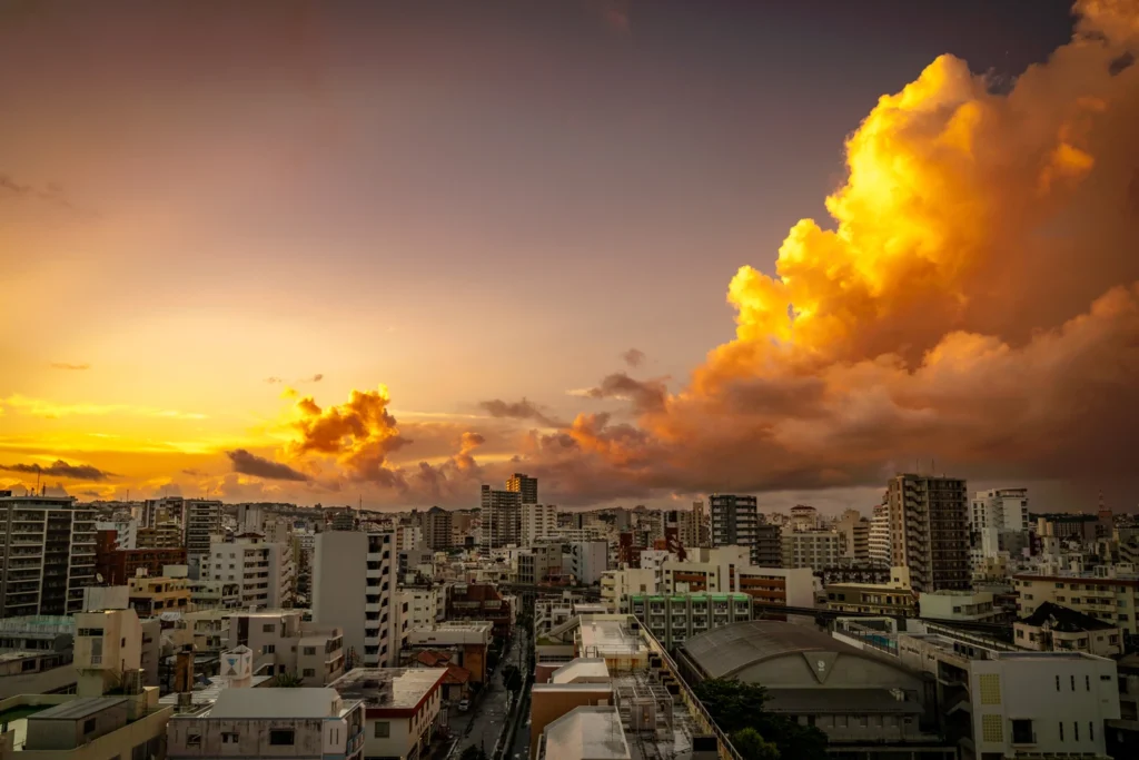 2025年8月16日、沖縄の天気。美栄橋の夜明けの様子です。夜明けに雨が降っていました。