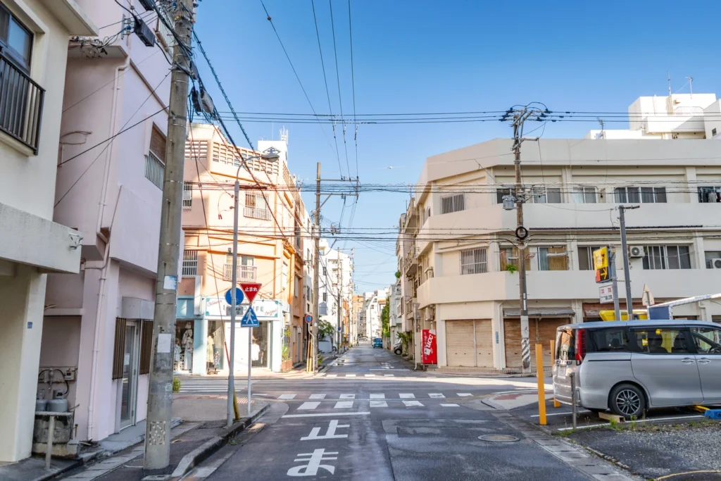 2025年8月16日、沖縄の天気、朝の美栄橋の様子です。夜明けに降った雨の跡がまだ残っていました。