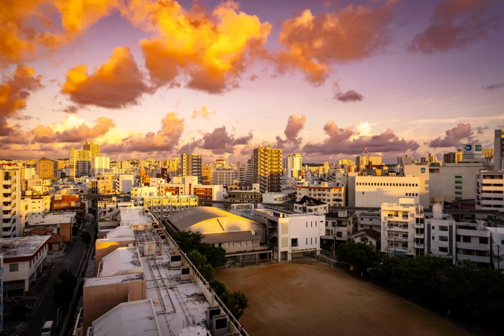 2025年8月16日、沖縄の天気。夕方の美栄橋の夕焼けの様子です。昼間より少し涼しくなりましたが、まだ暑いです。