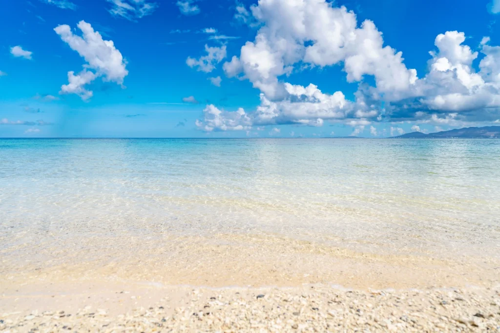 2025年8月17日沖繩天氣任務海灘晴朗的海景。以翡翠色而聞名。