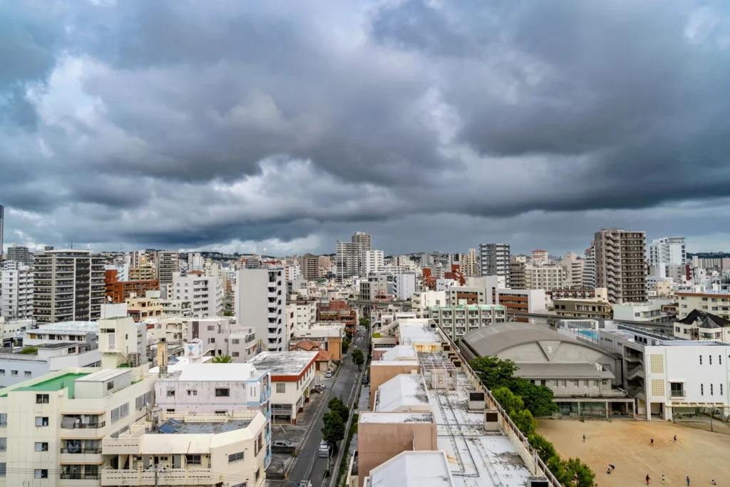 2025年8月18日沖繩天氣，傍晚的美榮橋上空烏雲密布。可能是受到颱風的影響，細雨紛紛飄落。
