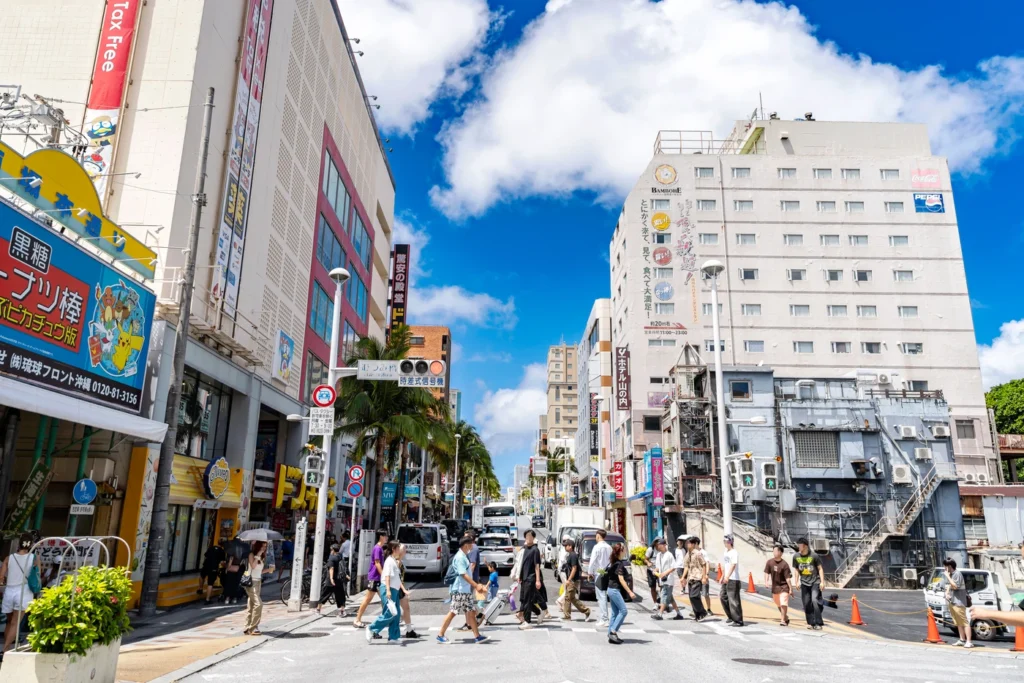 2025年8月18日沖繩天氣國際通牧志市場前的樣子。天氣非常炎熱。不過，由於風很大，體感溫度抵消了濕度。
