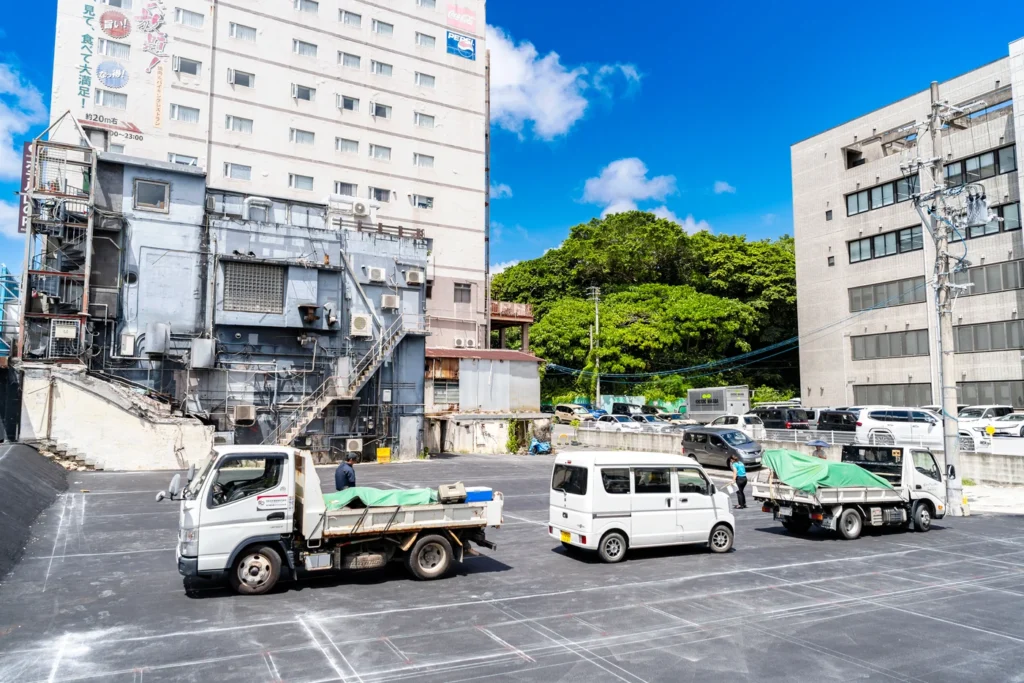 2025年8月18日沖繩天氣 國際通新設了一個停車場。由於是柏油路，這附近的夏天預計會更加炎熱。