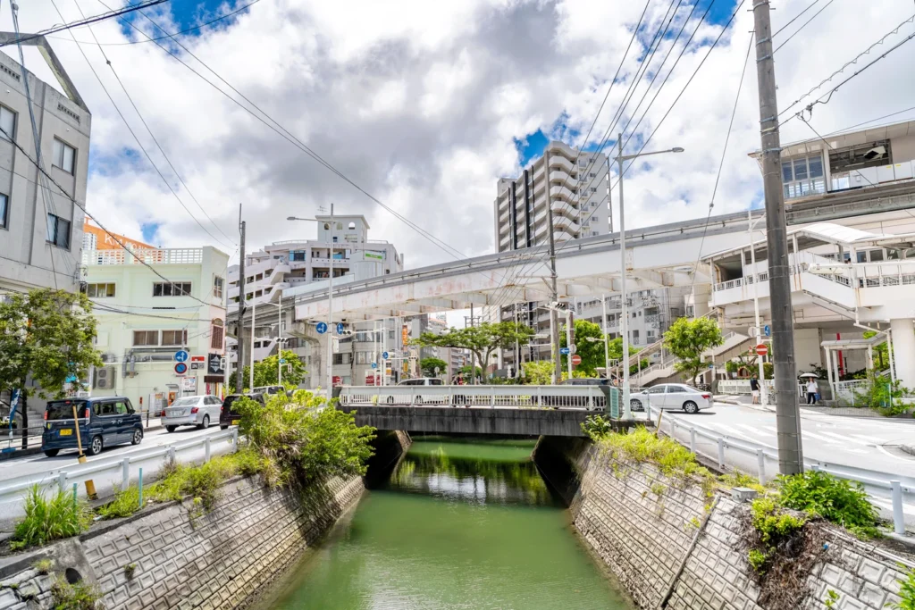 2025年8月18日沖繩天氣，這是美榮橋河的景象。由於從明天開始第12號颱風玲玲將帶來大量降雨，因此美榮橋河的水位目前非常低。