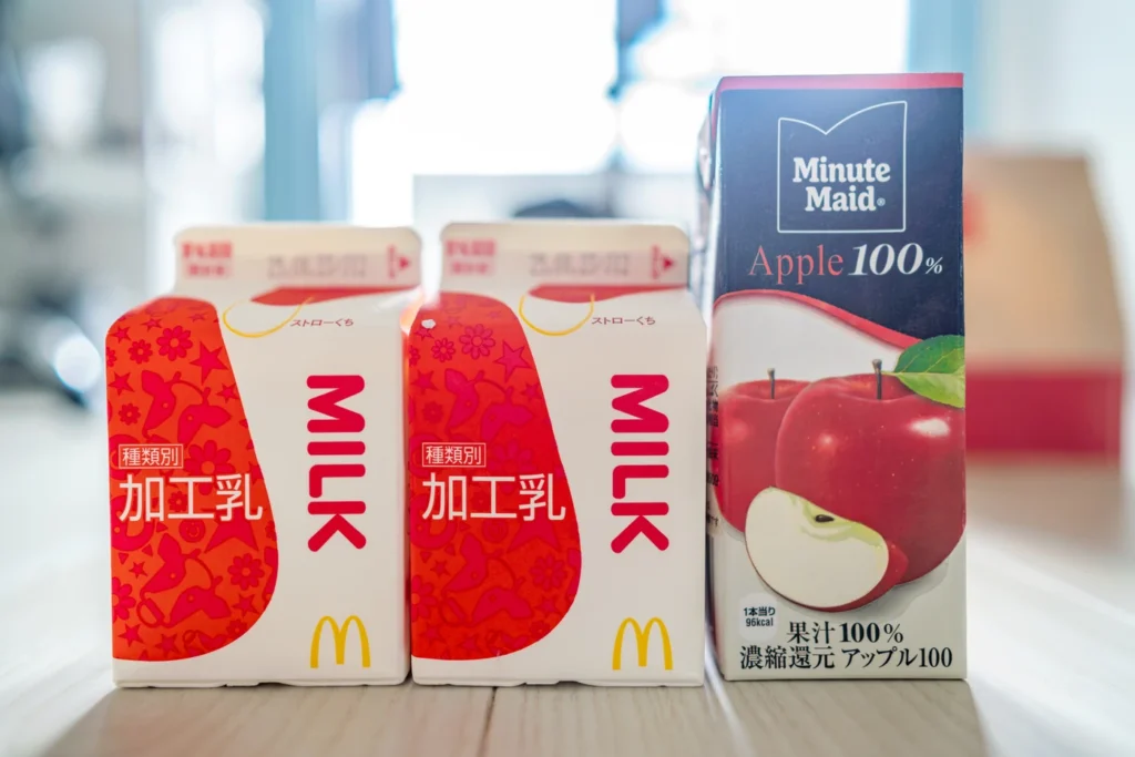 日本麥當勞的快樂兒童餐附贈的寶可夢玩具，搭配牛奶和蘋果汁，因為是給小朋友的，所以份量較小。