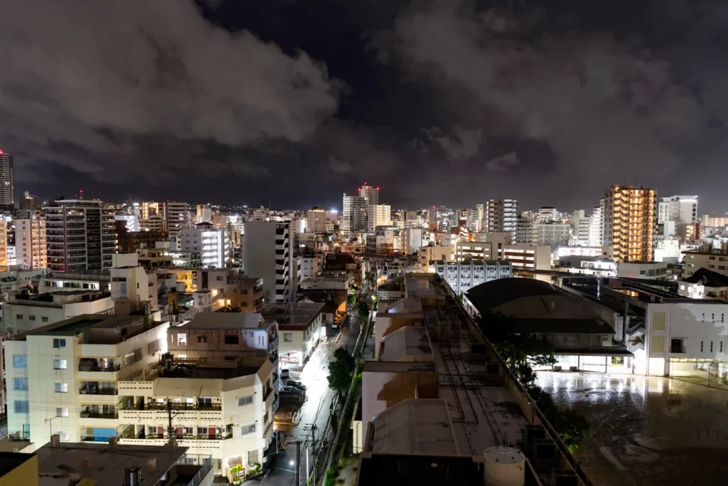 2025年8月19日沖繩天氣，這是黎明前的景象。雨勢大到需要撐傘。