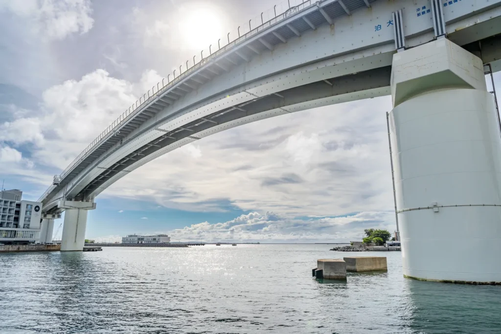 2025年8月19日沖繩的天氣，這是泊大橋下的景象。遠處海上的雲非常令人印象深刻且美麗。